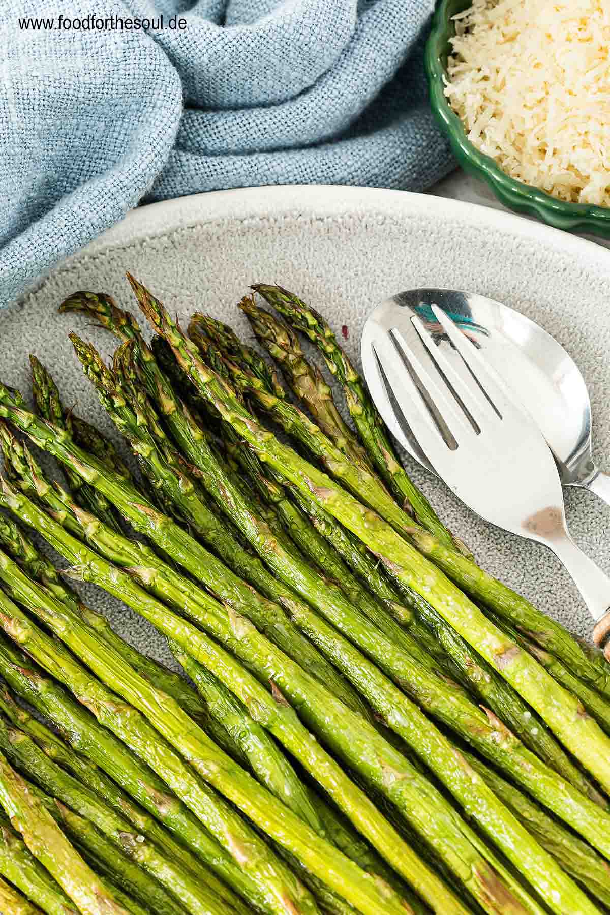 Grüner Spargel aus dem Airfryer angerichtet auf einer Servierplatte