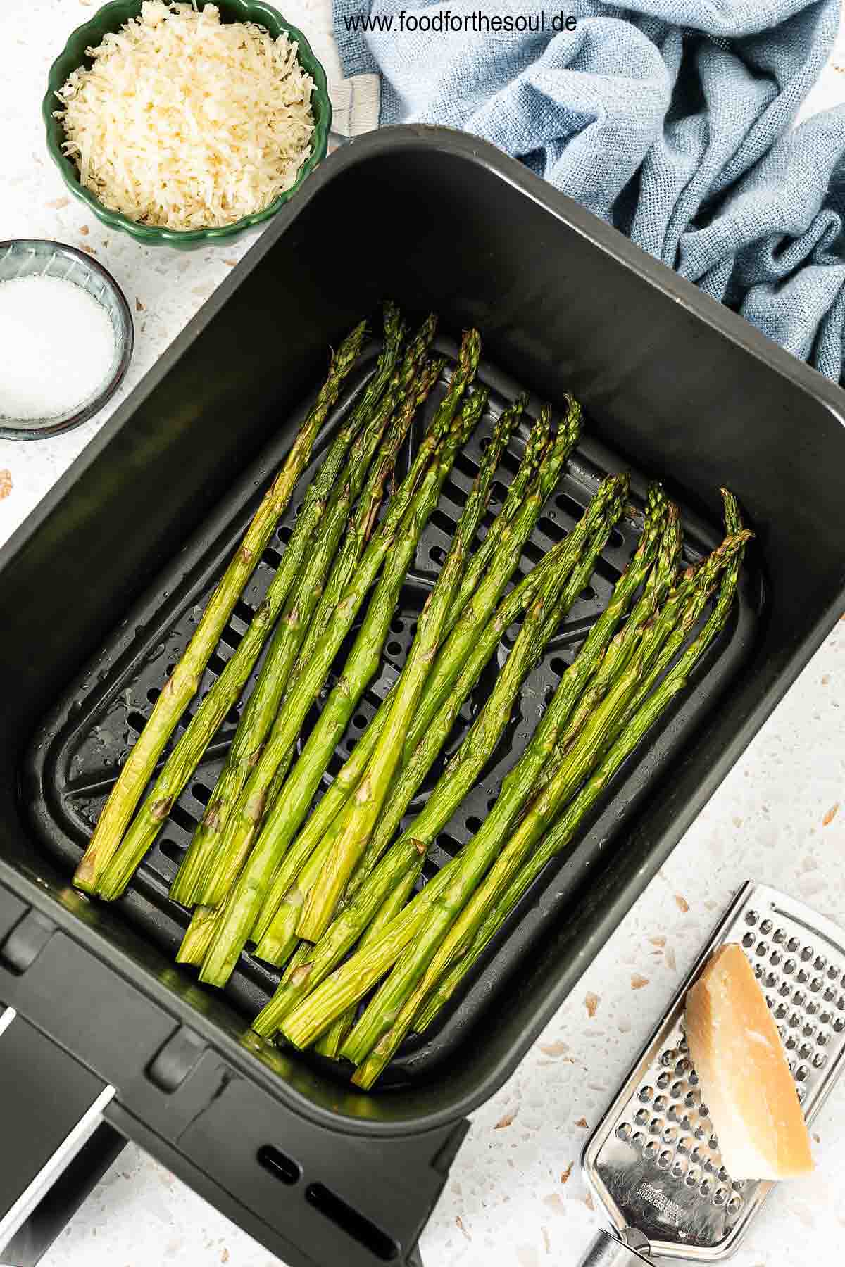Gerösteter Grüner Spargel im Frittierkorb