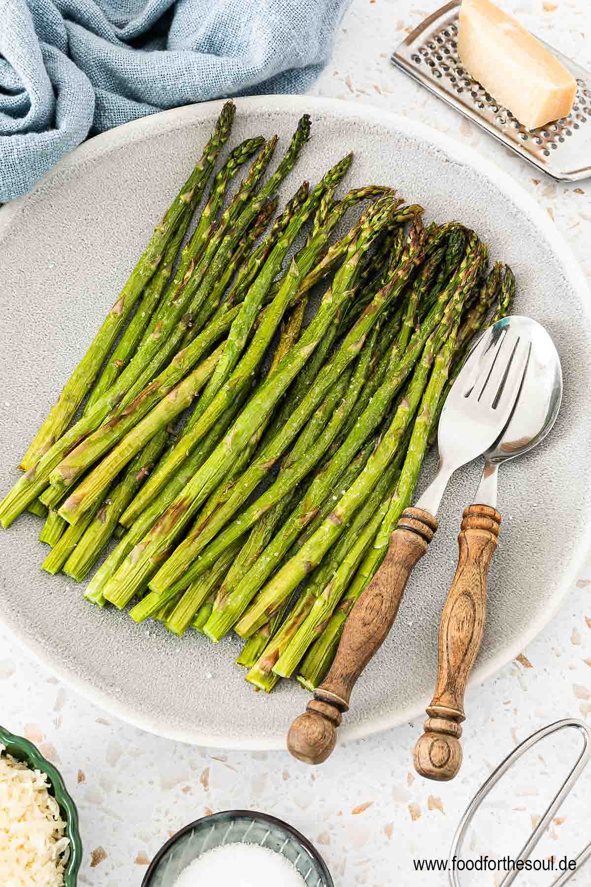 Grüner Spargel aus dem Airfryer angerichtet auf einer Servierplatte