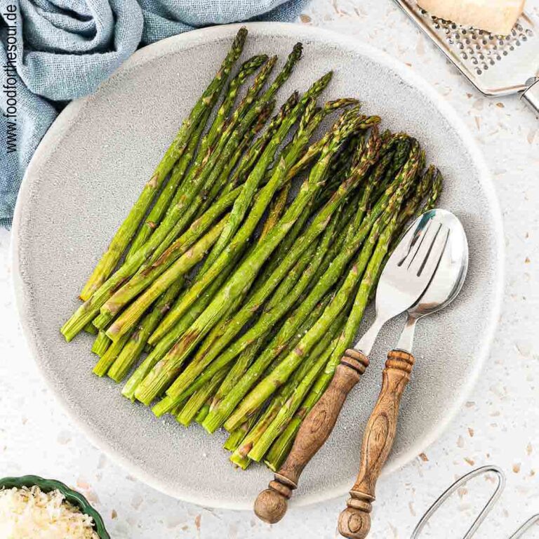 Grüner Spargel aus dem Airfryer angerichtet auf einer Servierplatte