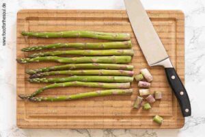 Spargel waschen, trocken tupfen und holzige Enden abschneiden - Schritt 1