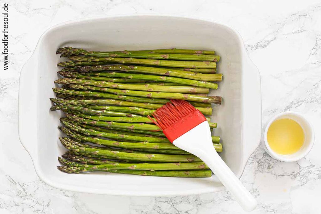 Spargelstangen mit Olivenöl einpinseln - Schritt 2