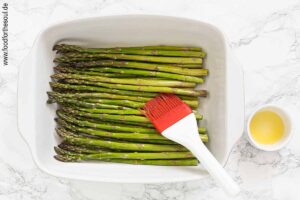 Spargelstangen mit Olivenöl einpinseln - Schritt 2