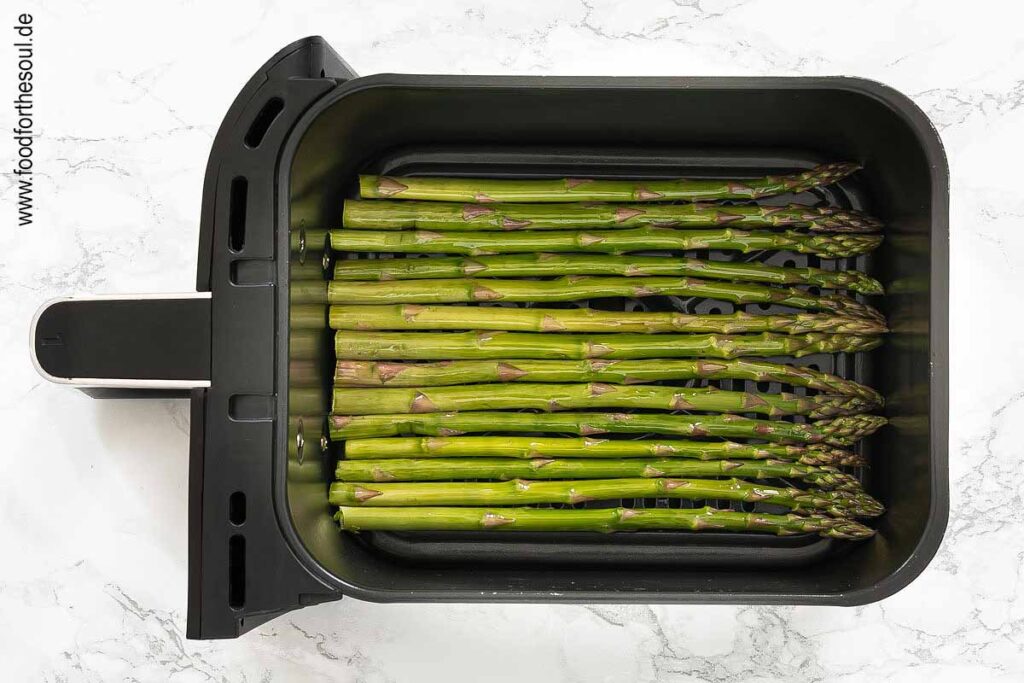 Spargelstangen nebeneinander in den Frittierkorb legen, Airfryer einstellen und Programm starten - Schritt 3