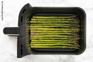 Spargelstangen nebeneinander in den Frittierkorb legen, Airfryer einstellen und Programm starten - Schritt 3