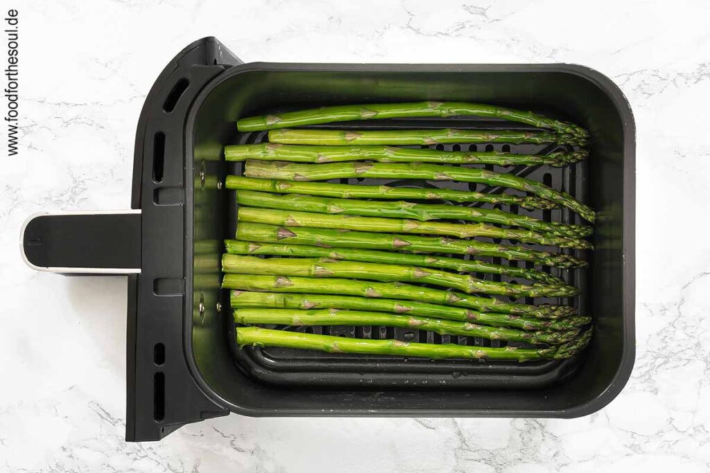 Nach Hälfte der Garzeit Spargelstangen wenden - Schritt 4