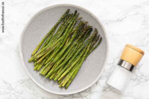 Nach dem Frittieren den Spargel nach Belieben salzen und optional mit Parmesan bestreuen - Schritt 5