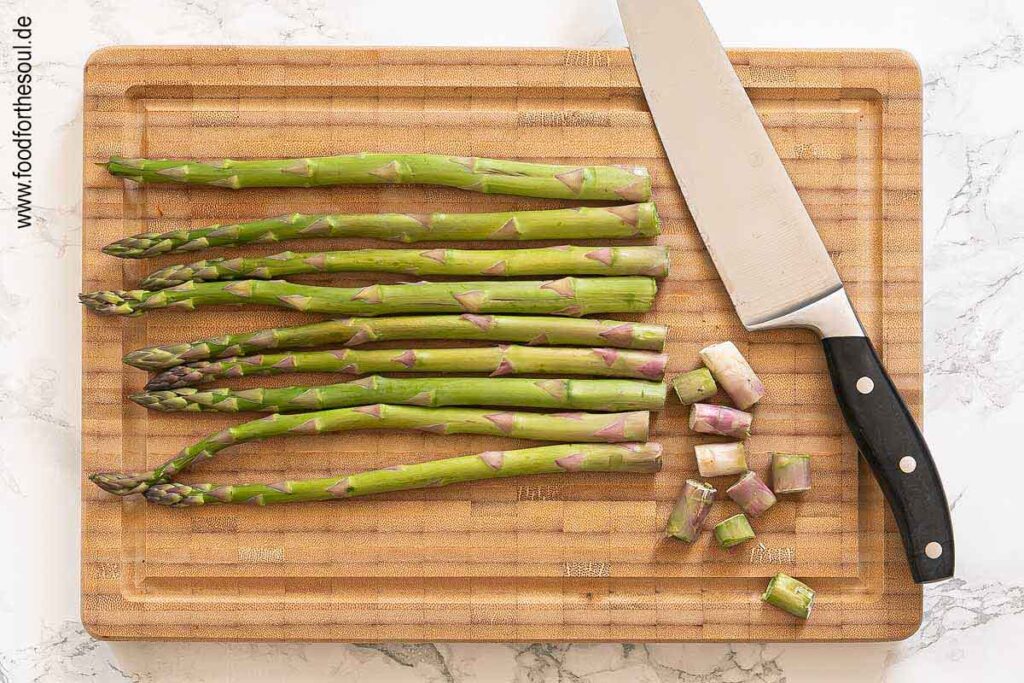 Grünen Spargel waschen und holziges Ende abschneiden - Schritt 1