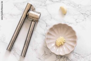 Knoblauch schälen und durch Knoblauchpresse drücken - Schritt 2