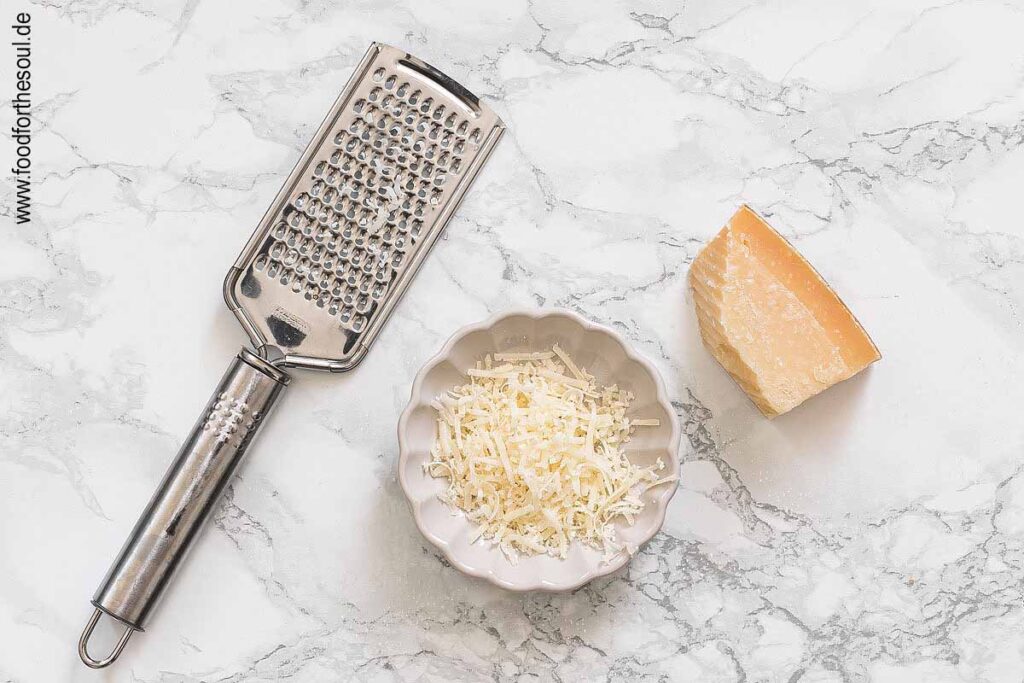 Parmesan reiben - Schritt 3