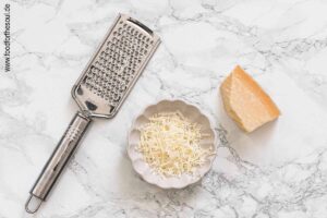 Parmesan reiben - Schritt 3
