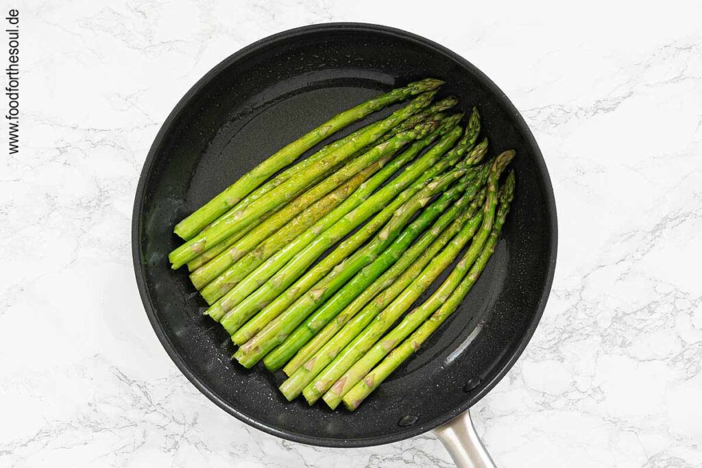 Grünen Spargel in der Pfanne in Olivenöl braten - Schritt 4