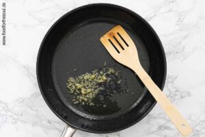 Knoblauch in der Pfanne in Olivenöl rösten - Schritt 5