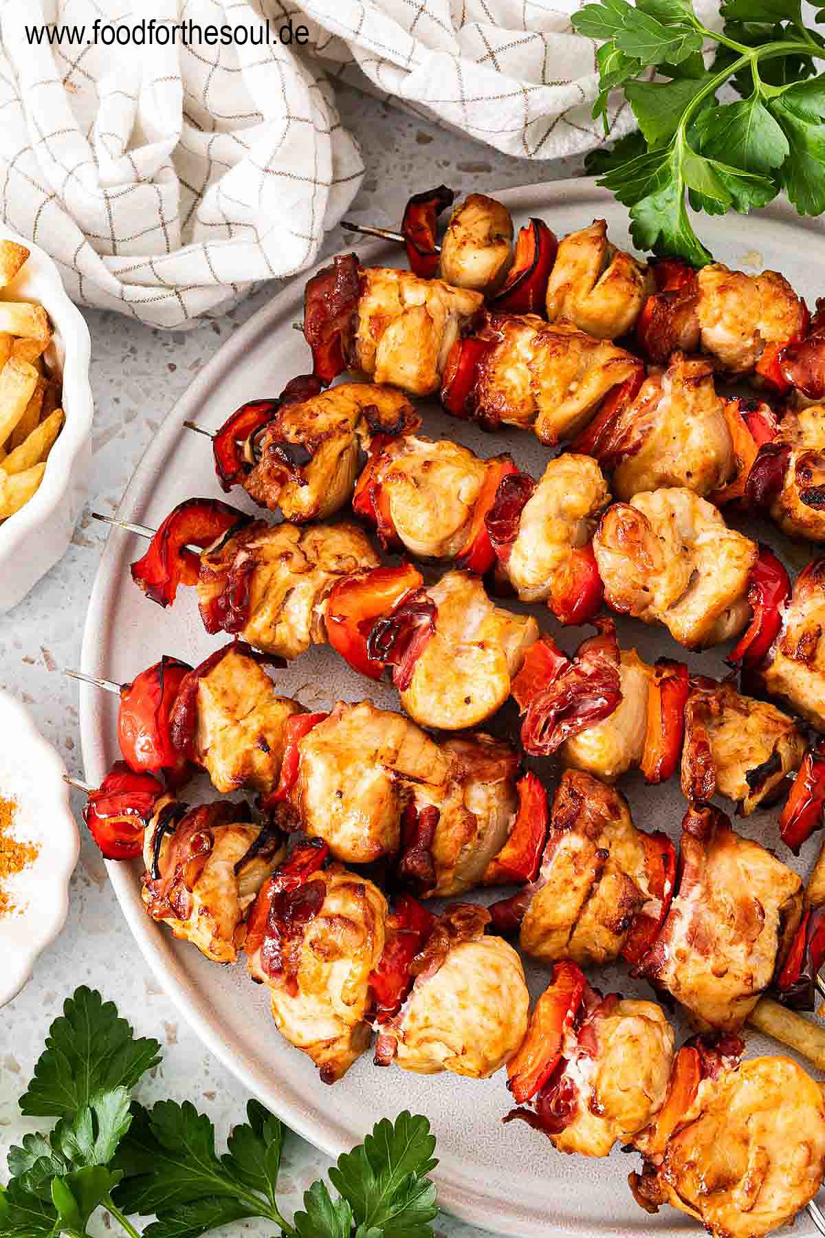 Hähnchen Schaschlik Spieße angerichtet auf einem Teller