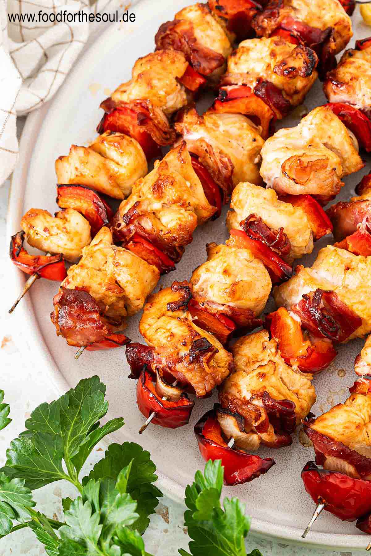 Hähnchen Schaschlik Spieße angerichtet auf einem Teller