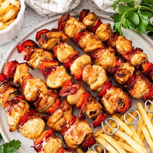 Hähnchen Schaschlik Spieße angerichtet mit Pommes auf einem Teller