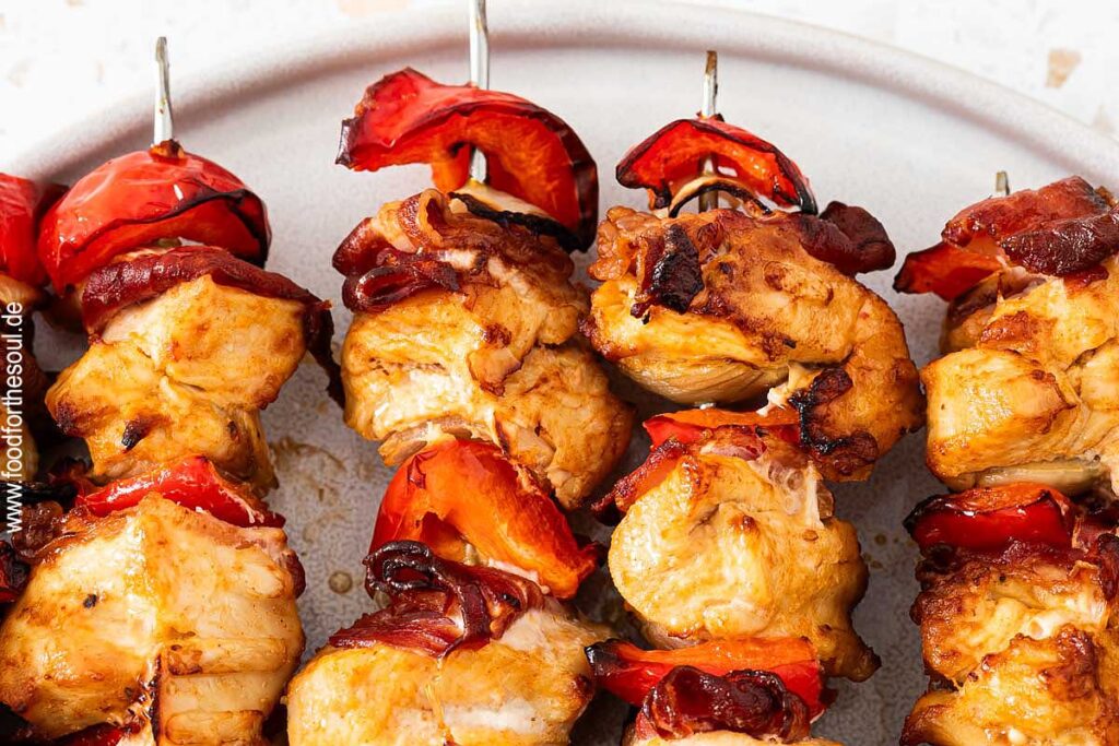 Hähnchen Schaschlik Spieße angerichtet auf einem Teller