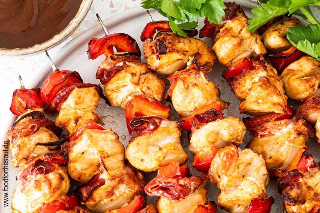 Hähnchen Schaschlik Spieße angerichtet auf einem Teller