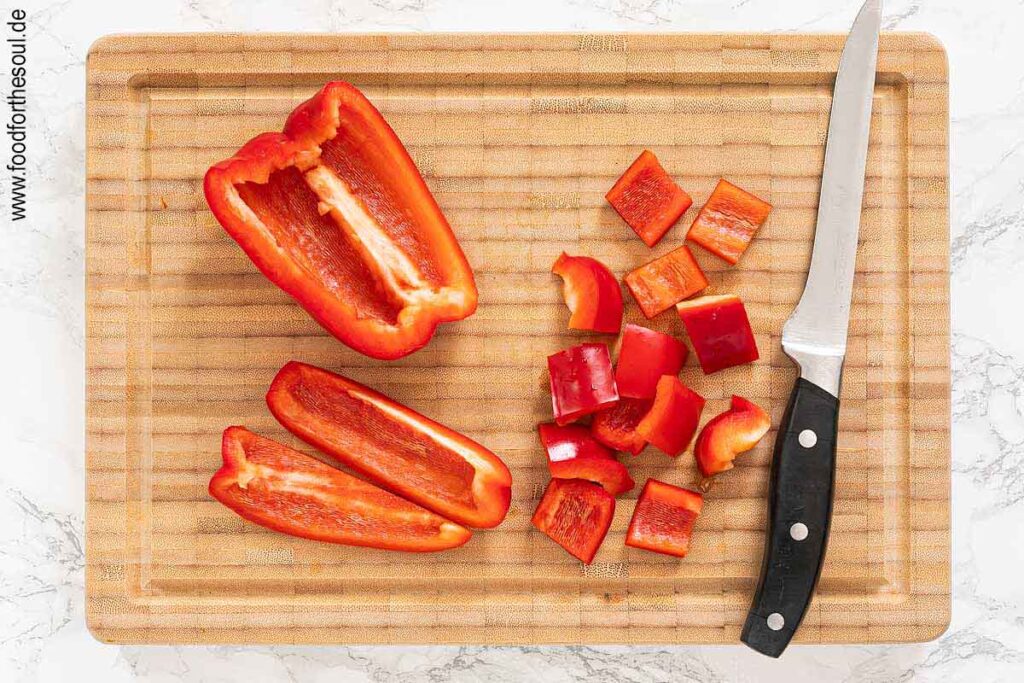 Paprika waschen, Kerngehäuse entfernen und in Stücke schneiden - Schritt 1