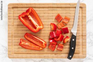 Paprika waschen, Kerngehäuse entfernen und in Stücke schneiden - Schritt 1