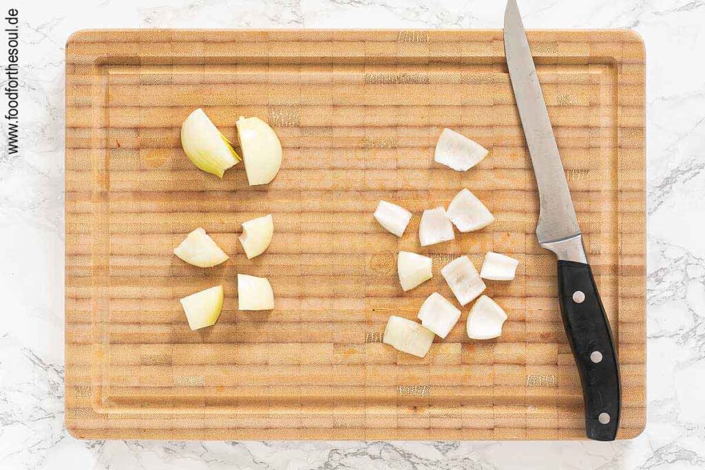 Zwiebeln schälen und vierteln - Schritt 2