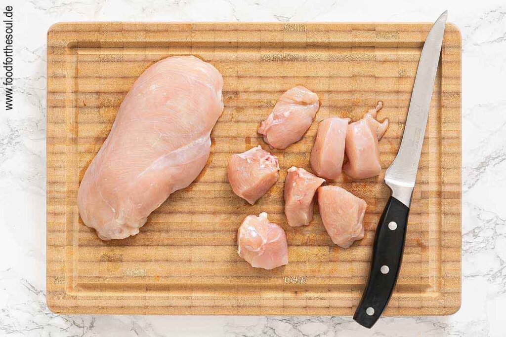 Hähnchenbrust in mundgerechte Stücke schneiden - Schritt 4