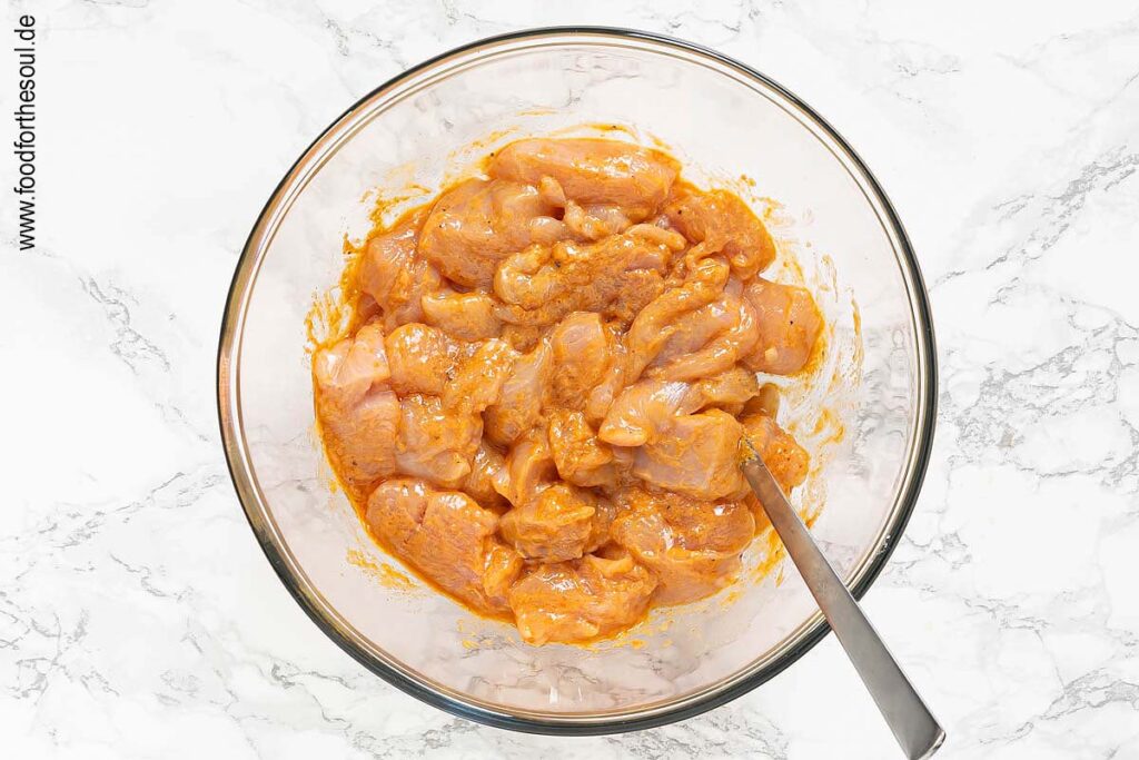Hähnchenstücke mit Marinade vermengen - Schritt 6