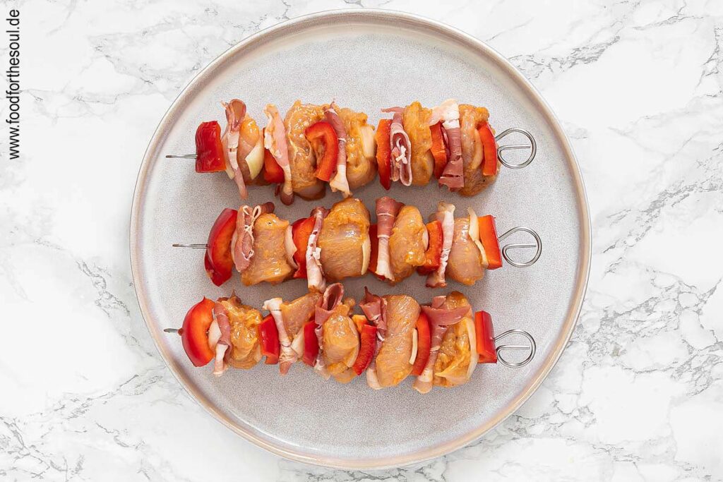 Hähnchenstücke, Bacon, Paprika und Zwiebeln abwechselnd auf Schschlikspieße stecken -Schritt 7