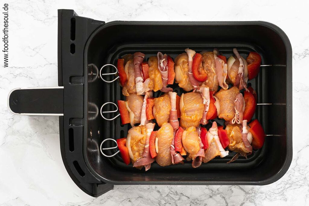 Hähnchen Schaschlik Spieße in den Frittierkorb legen - Schritt 8