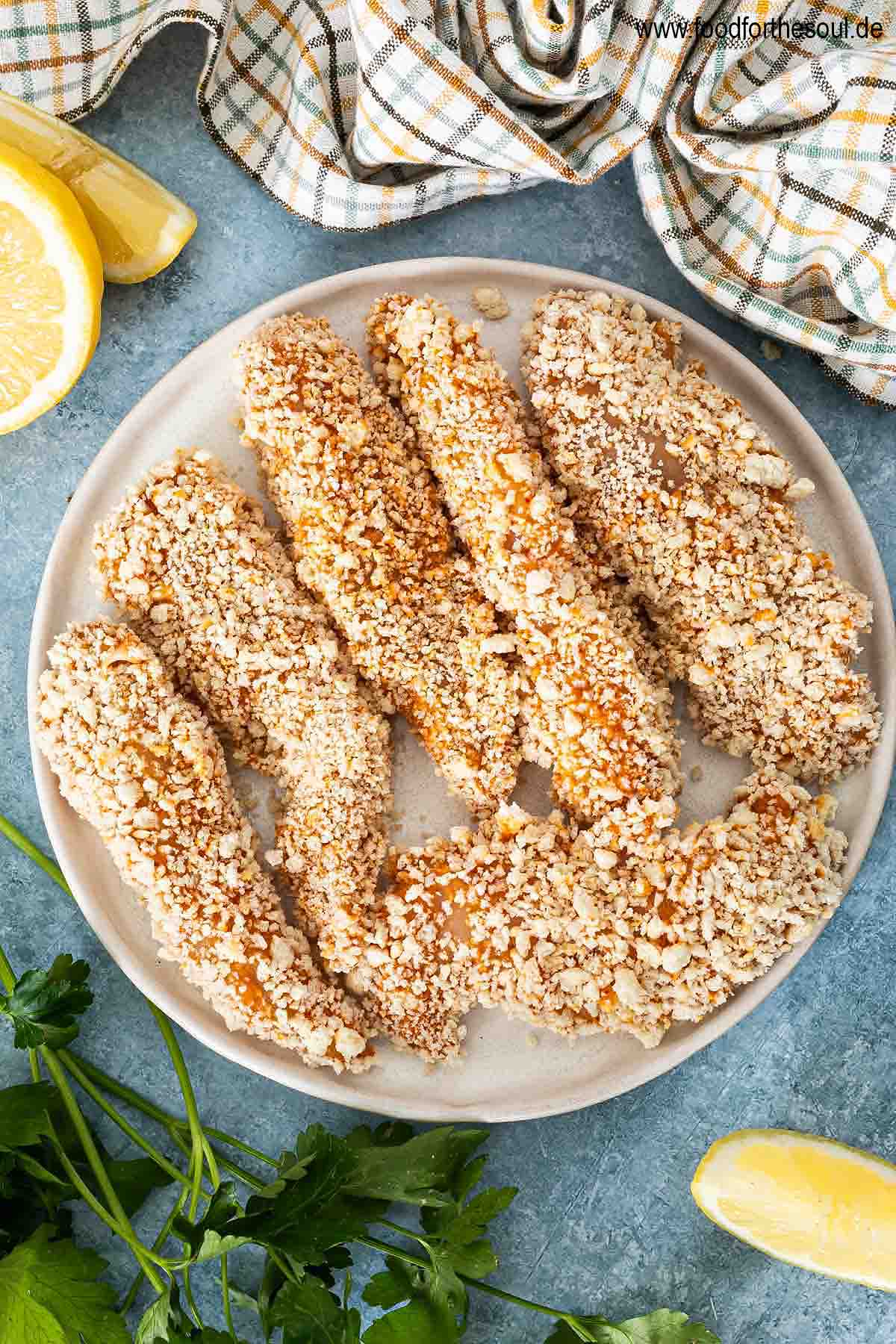 Panierte Hähncheninnenfilets auf einem Teller, noch nicht gegart