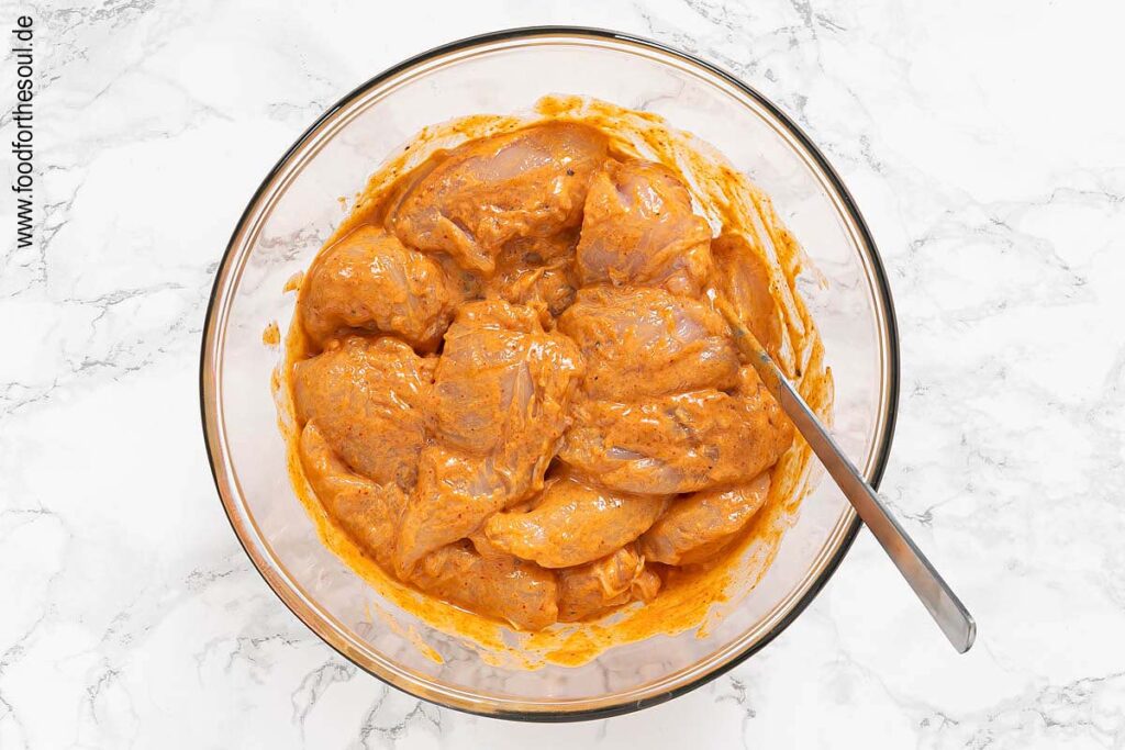 Hähncheninnenfilets waschen, trocken tupfen und marinieren - Schritt 2