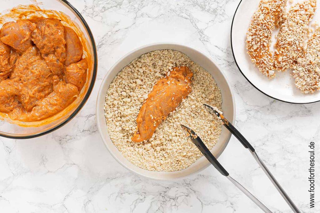 Marinierte Hähncheninnenfilets in Panko Paniermehl wälzen - Schritt 3