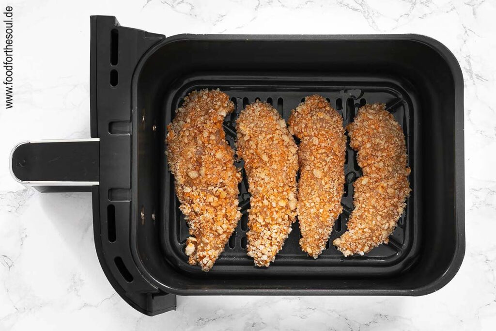 Airfryer vorheizen und Hähncheninnenfilets in den Frittierkorb legen - Schritt 5