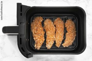 Airfryer vorheizen und Hähncheninnenfilets in den Frittierkorb legen - Schritt 5