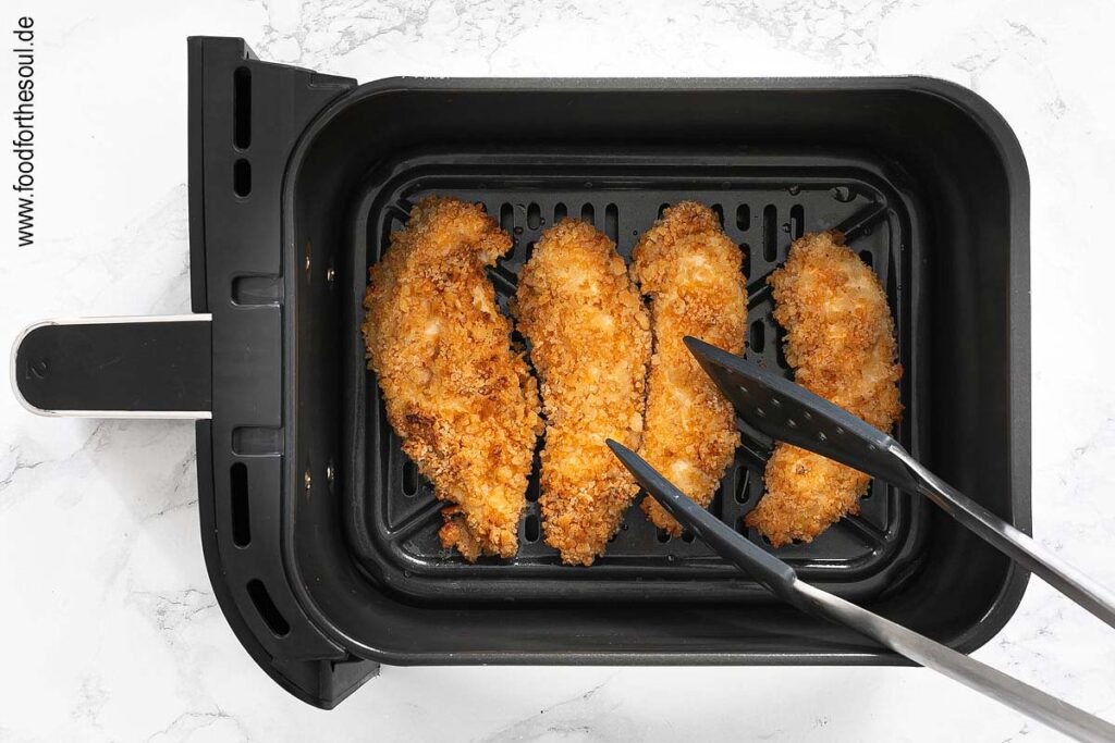 Airfryer einstellen, starten und Hähnchenstreifen nach der Hälfte der Garzeit mit einer Zange wenden - Schritt 6