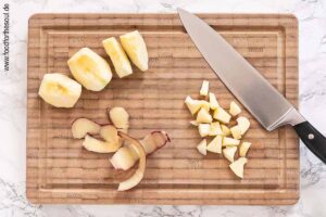 Apfel waschen, schälen und in Würfel schneiden - Schritt 4
