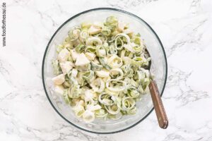 Porree mit Apfel, Sahne, Zitronensaft vermengen und mit Salz und Pfeffer abschmecken - Schritt 6
