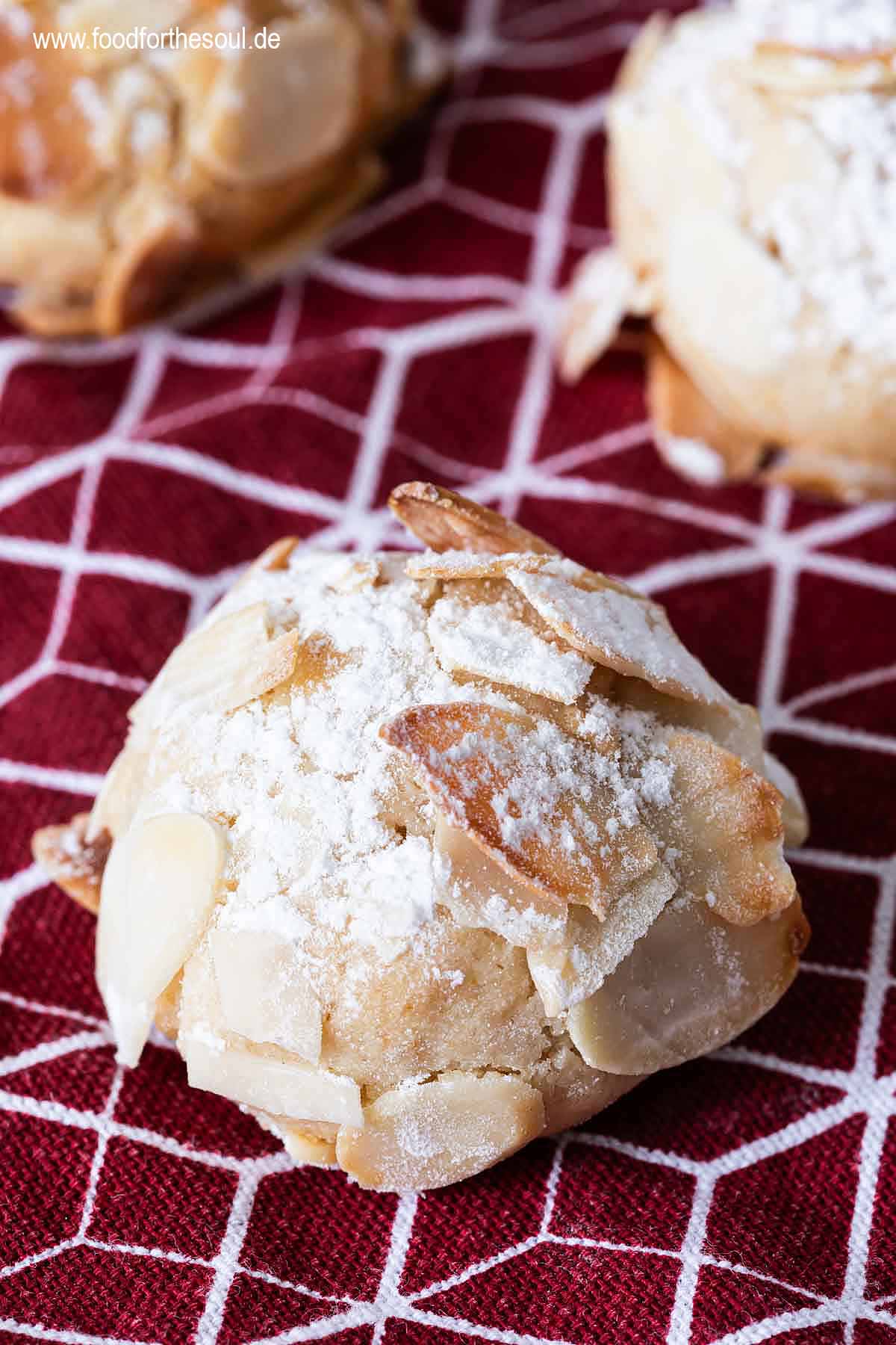 Mandorlini mit Puderzucker bestäubt