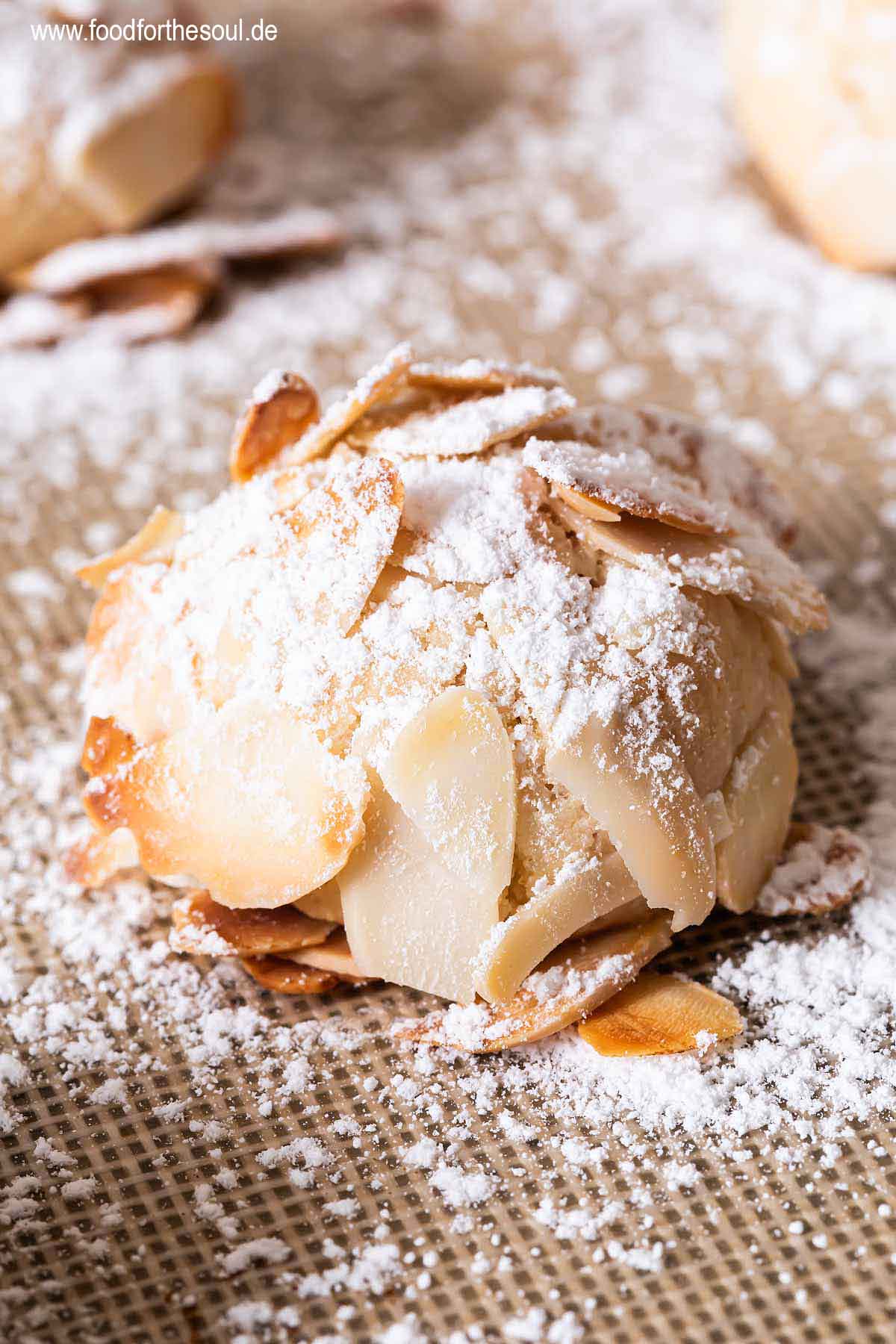Mandorlini mit Puderzucker bestäubt