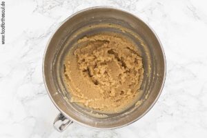 Alle Zutaten bis auf Mandelblättchen zu einem Teig verrühren - Schritt 1