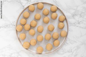 Aus dem Teig Kugeln formen - Schritt 2