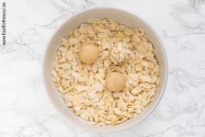 Kugeln in Mandelblättchen wälzen - Schritt 3
