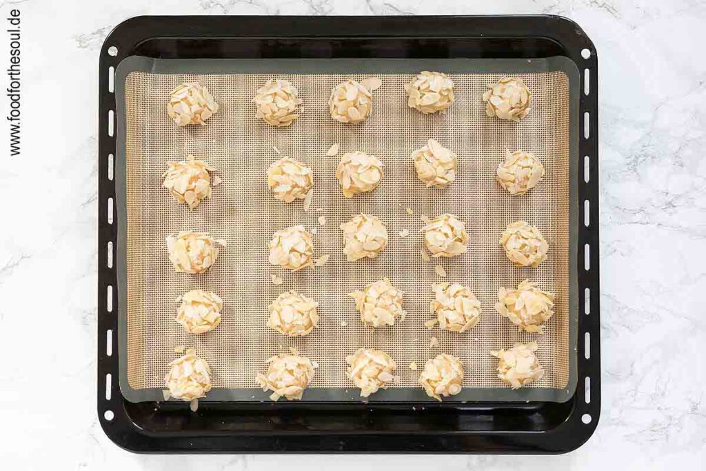 Mandorlinis auf Backblech verteilen und backen - Schritt 4