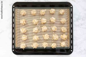 Mandorlinis auf Backblech verteilen und backen - Schritt 4