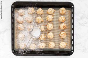 Mandorlinis auskühlen lassen und mit Puderzucker bestäuben - Schritt 5