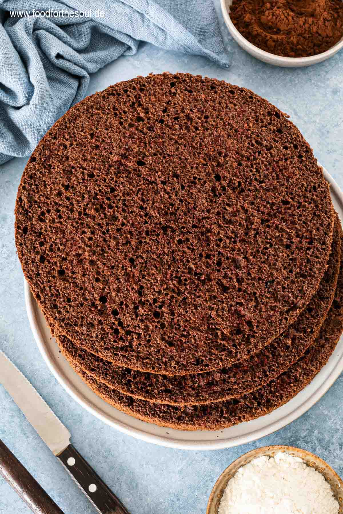 Schoko Biskuitboden geschnitten in drei Schichten auf einem Teller