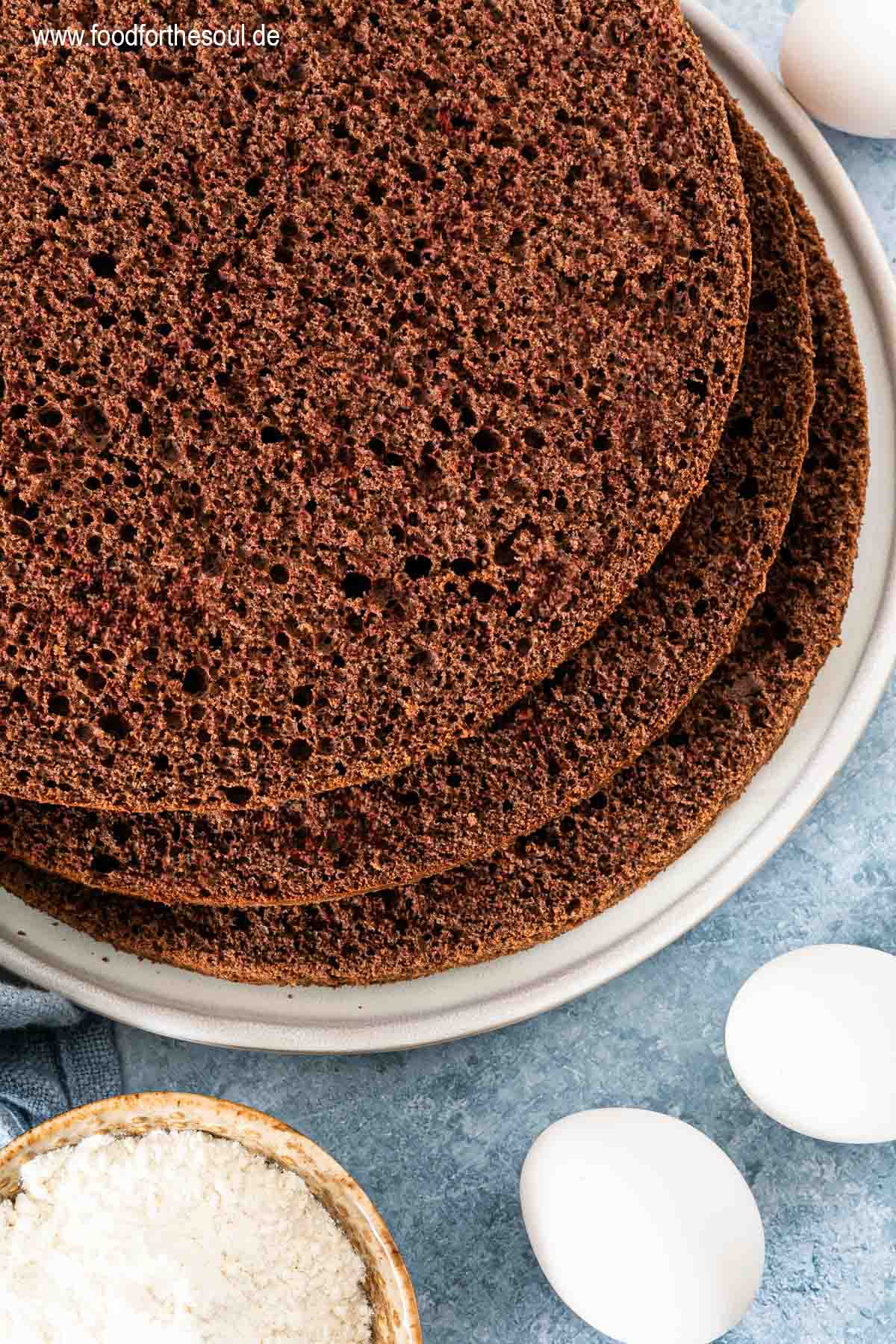 Schoko Biskuitboden geschnitten in drei Schichten auf einem Teller