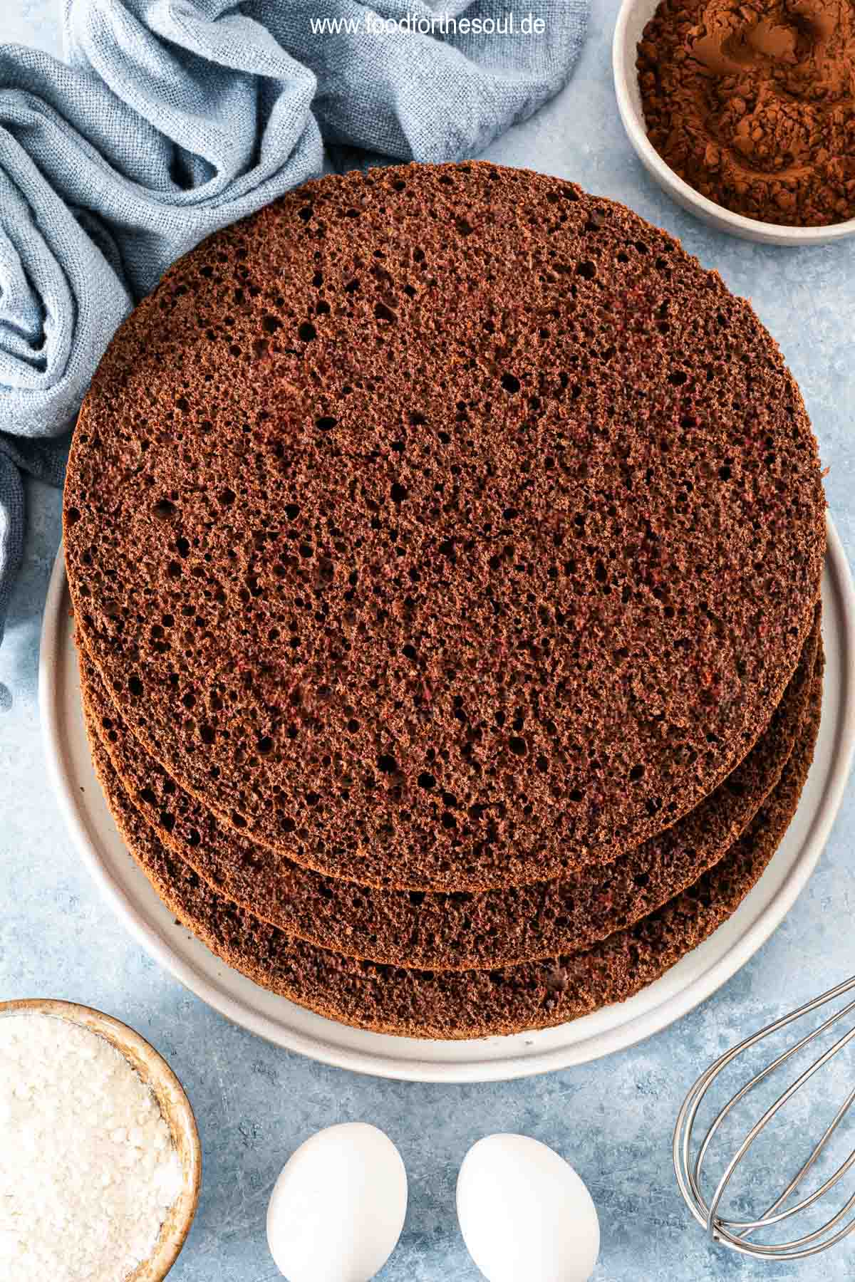 Schoko Biskuitboden geschnitten in drei Schichten auf einem Teller