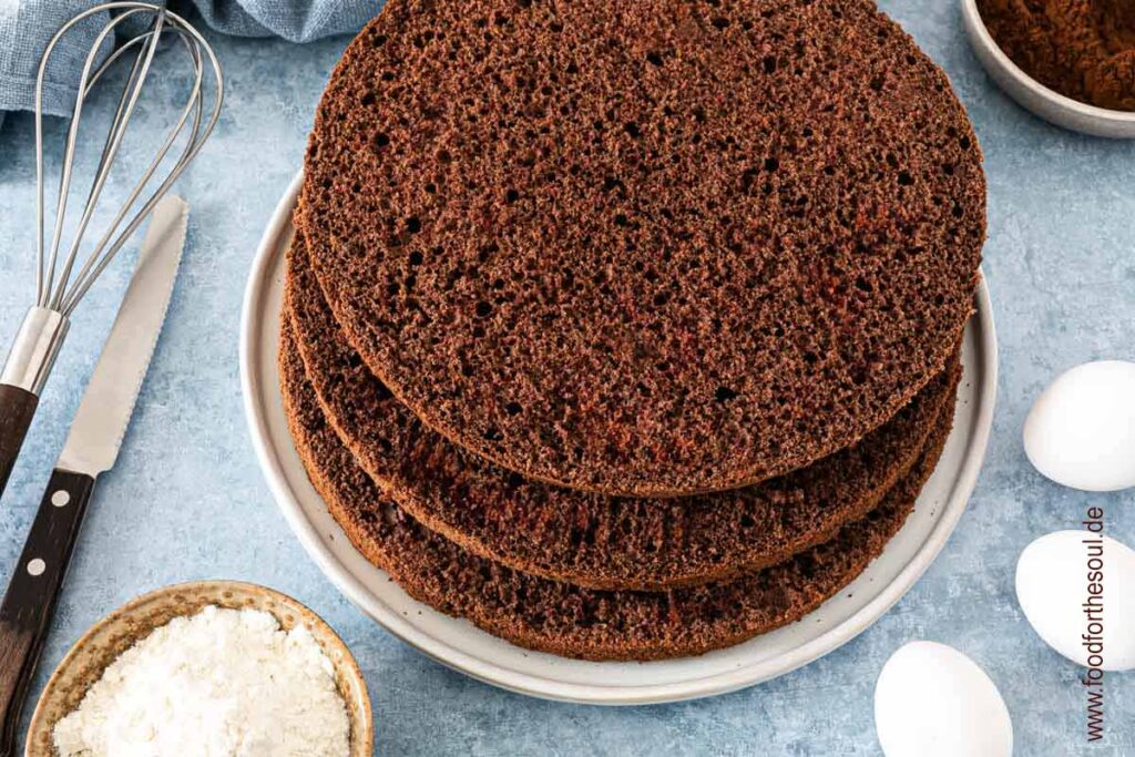 Schoko Biskuitboden geschnitten in drei Schichten auf einem Teller