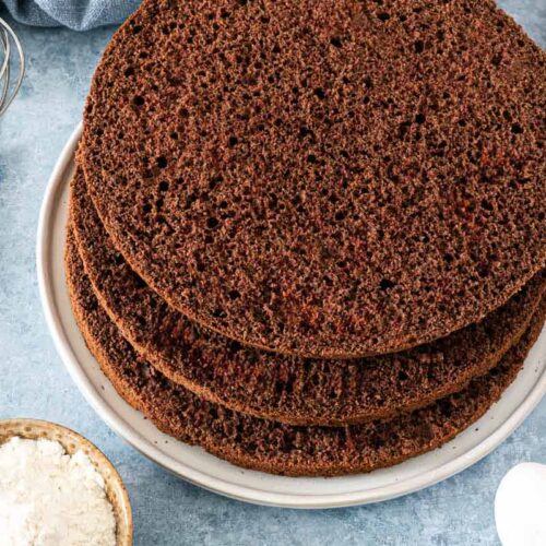 Schoko Biskuitboden geschnitten in drei Schichten auf einem Teller